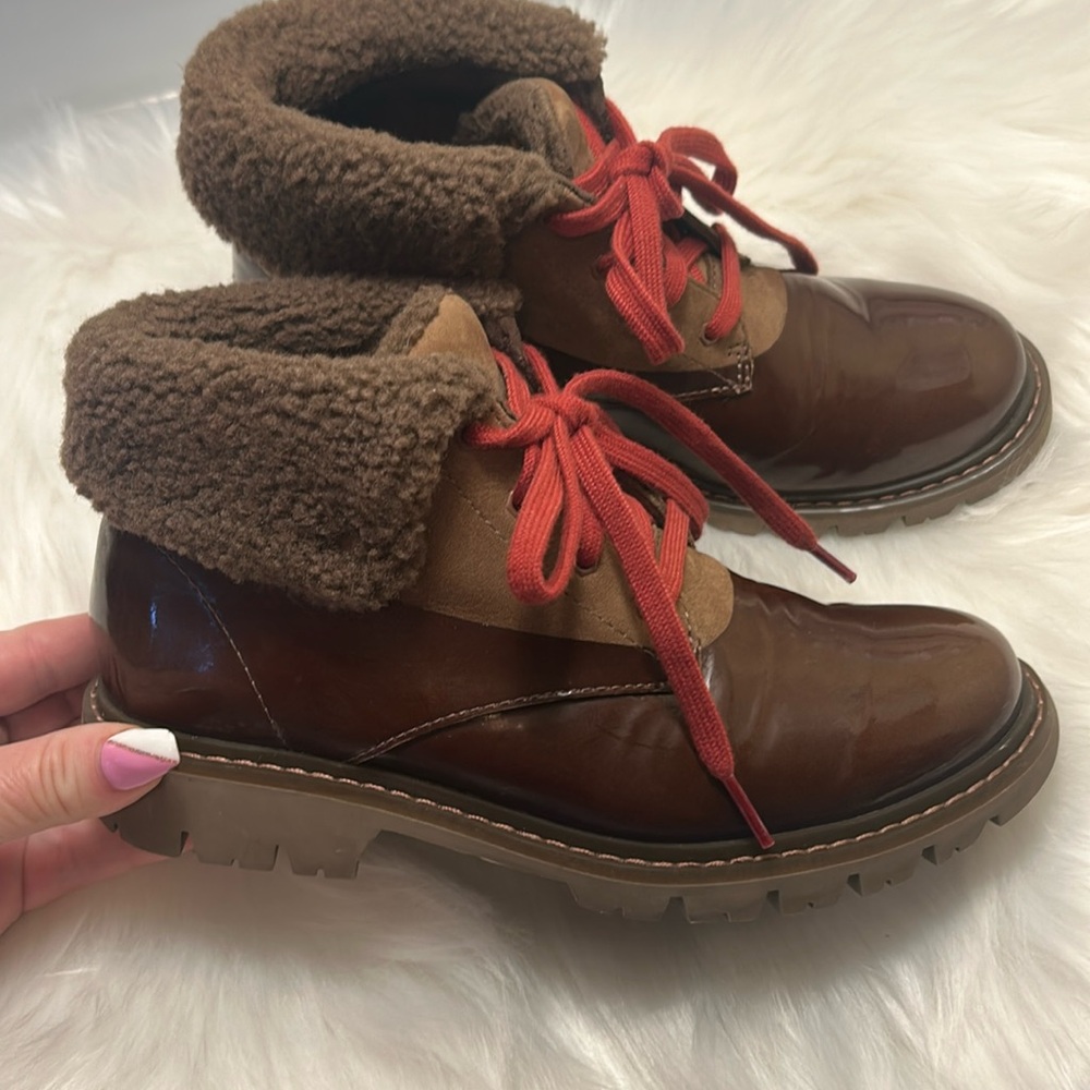 Ladies CATERPILLAR walking machine, hub fur-lined, lace-up ankle boots.